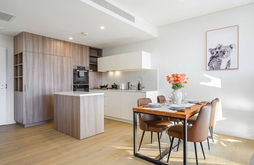 Waterloo Apartment | Waterloo 2Br town close to Train/Shopping/Hospital
