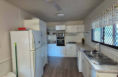 Vincent House | Welcome to Vincent Villa - Private 5 Bedroom Home in Vincent. Aircon, Wifi, Pool