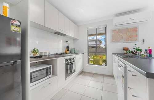 Werrington House | Werrington Home | near Uni & Park,Transport