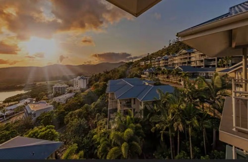 Airlie Beach Apartment | Whitsunday Oceans! Infinity Pool, Restaurant, Gym, Spa bath and Coral Sea View!