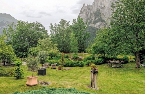 Innertkirchen Villa | Wonderful villa for 2 guests with WIFI, TV, patio and panoramic view