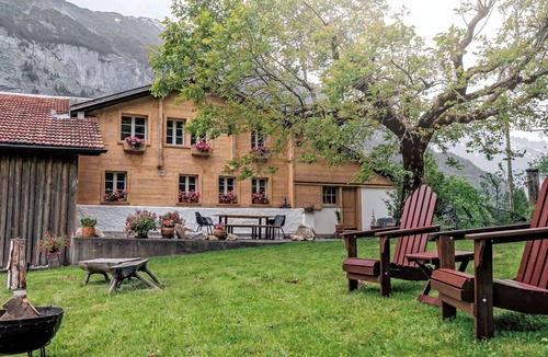 Innertkirchen Villa | Wonderful villa for 2 guests with WIFI, TV, patio and panoramic view