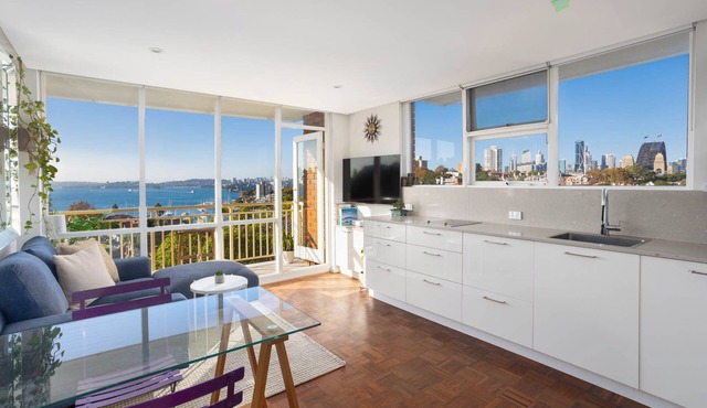 1 Bedroom, renovated apt. fantastic views.Very close to Kirribilli, ferry, train
