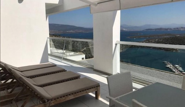2 Bed Penthouse Apartment with Stunning Sea View