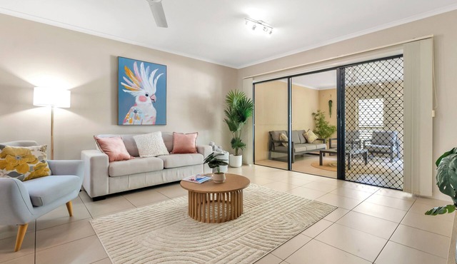2bedroom luxury apartment- steps to the esplanade. Coffee machine and 2 pools!