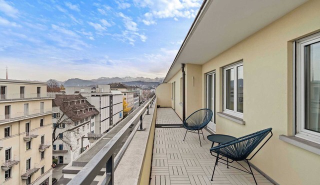 2BR - Alps View Balcony - 5-Min Walk Old Town