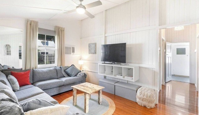 30A Urangan Beach Cottage (Front Property)
