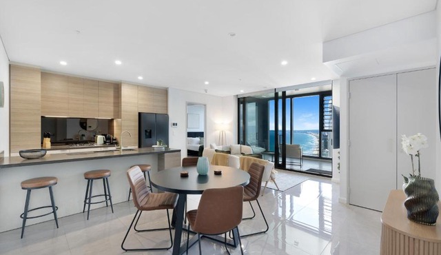 3BR OceanViews lvl 50 Luxury Skyhome Meriton - Gym- SkyPool- Free Parking