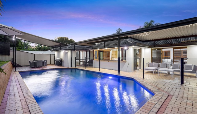 4BR Family Oasis w/Pool Modern and Spacious