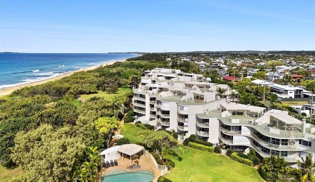 Absolute Beachfront Apartment, Kawana Beach Escape