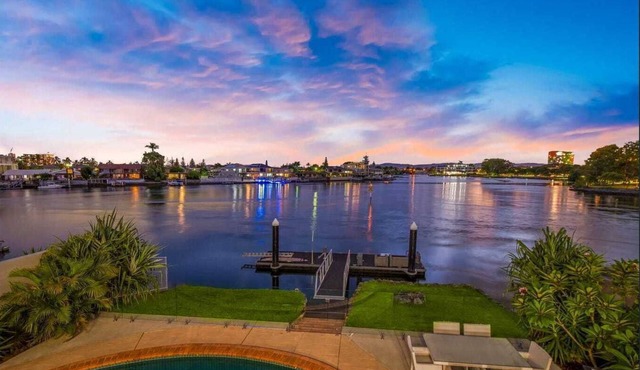 ABSOLUTE WATERFRONT MANSION - SURFERS PARADISE CHEVRON ISLAND