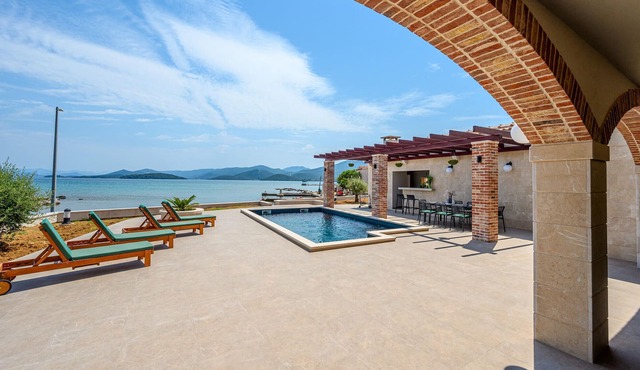 Amazing home in Drace