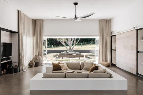 Amileka - luxury 25 acre estate with pool