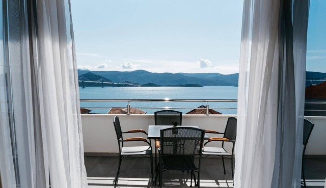Apartment with view of the water