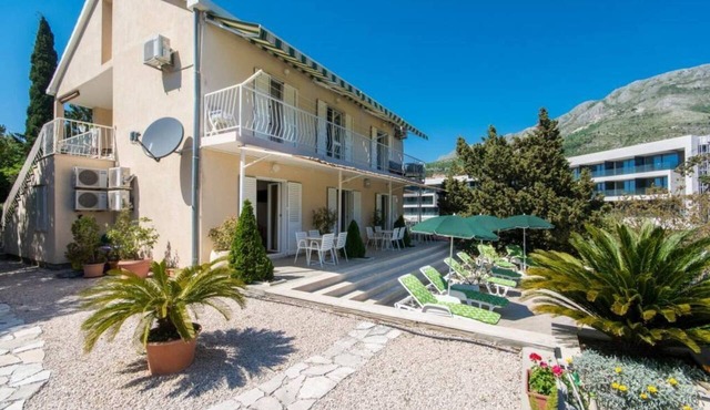 Apartments & Rooms Jokovic-Deluxe Studio Apartment with Terrace and Partial Sea View (SOBA 6)