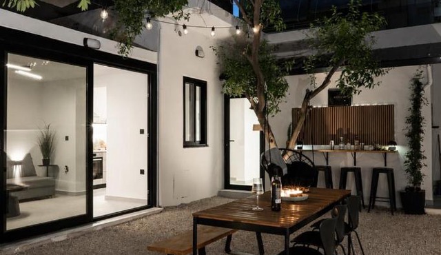Athelio Boutique Home with Private Garden Near Port