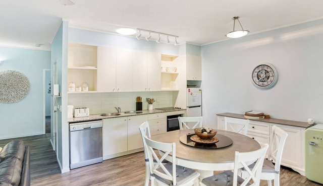 Baden 58 - Rainbow Shores. Pools, outdoor spa, walk to beach. Tennis court