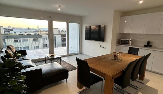 BASELiving 3BR Penthouse - Skyline View - Private Lift - Free Baselcard