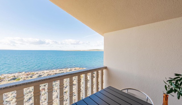 Beach front apartment in Kosljun with WiFi in Kosljun