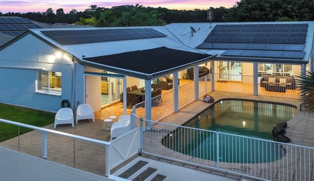 Beach House on canal , pet friendly & private jetty.SERENITY SEA BEACH HOUSE