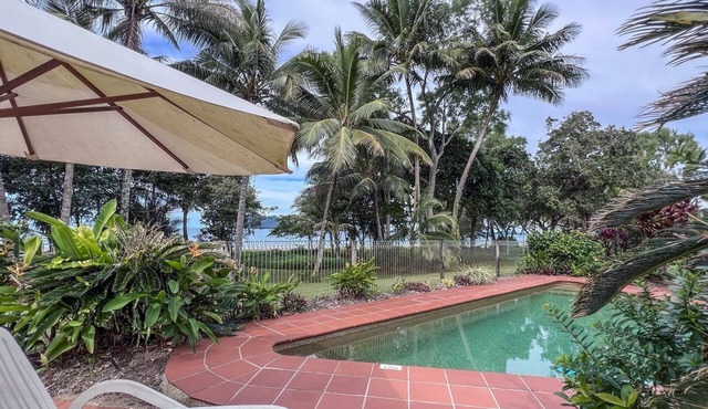 Beaches Apt 2 Beachfront