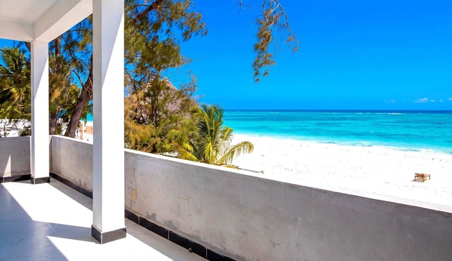 Beachfront Apt w/Balcony & Ocean View