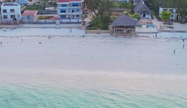 Beachfront Apt, Zanzibar AC, Kitchen & Free Airport Transfer