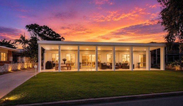 Beachfront Pet-Friendly Home with Private Pool and Studio in Pallarenda