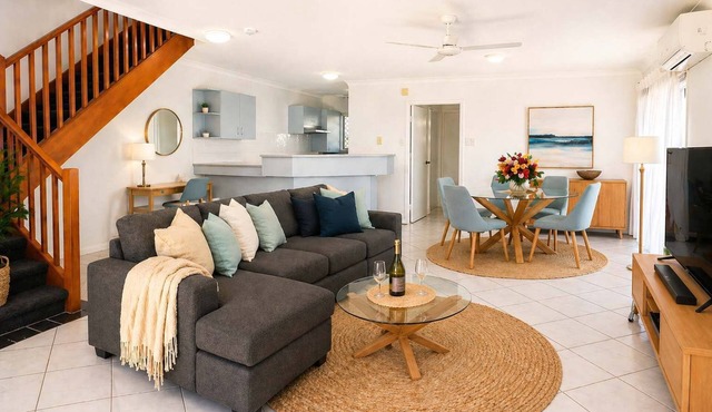 Beachside 2BR Apartment with Parking 1 Min Walk to The Strand Townsville