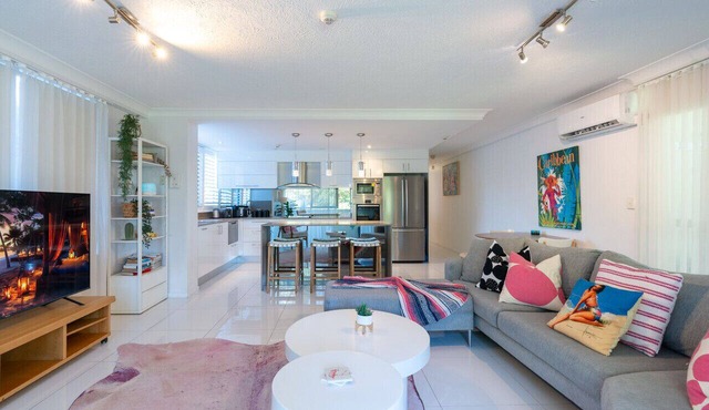 Beachside Garden 2 bd w Courtyard, Pool, Gym, Steps from Beach and Pavilion