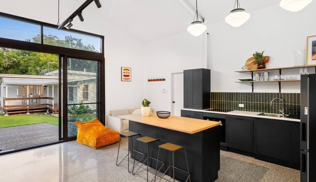 Beachside Stay with Queen Bed & Bunks | Black Cockatoo