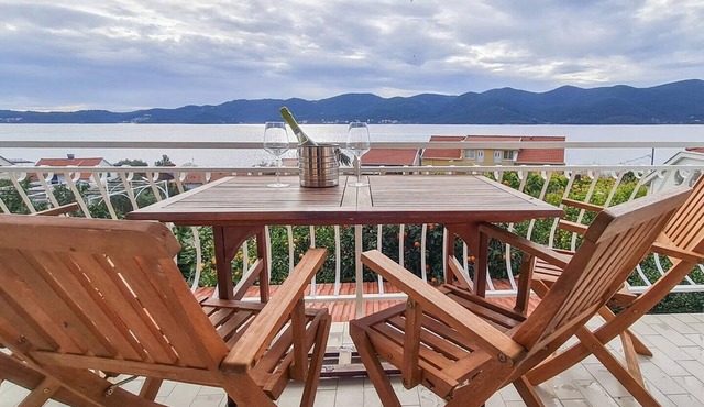 Beautiful 2-Bedroom Apartment with balcony and sea view!