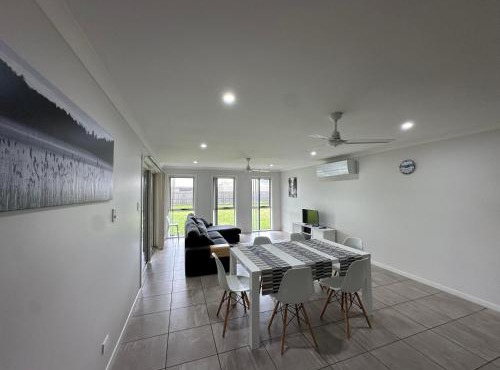 Beautiful 4 bdr house - Sandstone point, Bribie