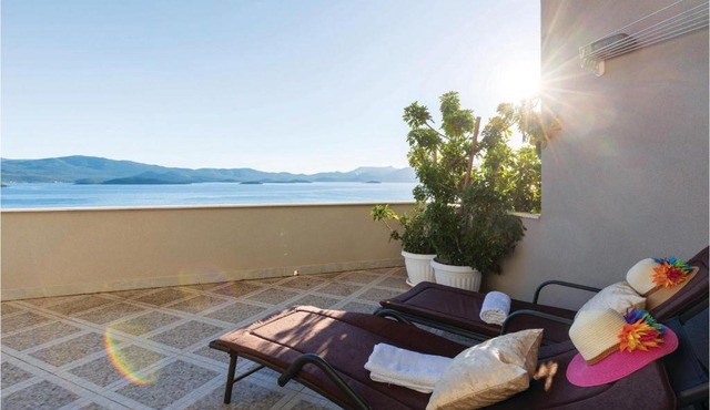 Beautiful Apartment In Komarna With Wifi