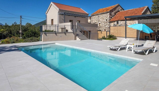 Beautiful private villa for 6 guests with WIFI, private pool, A/C, TV and terrace