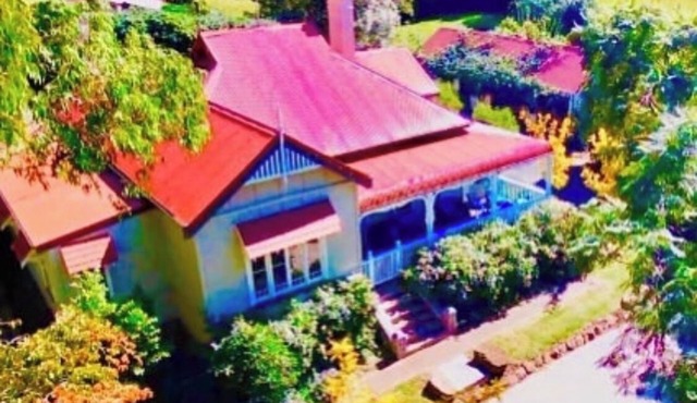 Beautiful renovated pet friendly farmhouse in the rolling green hills of Kiama