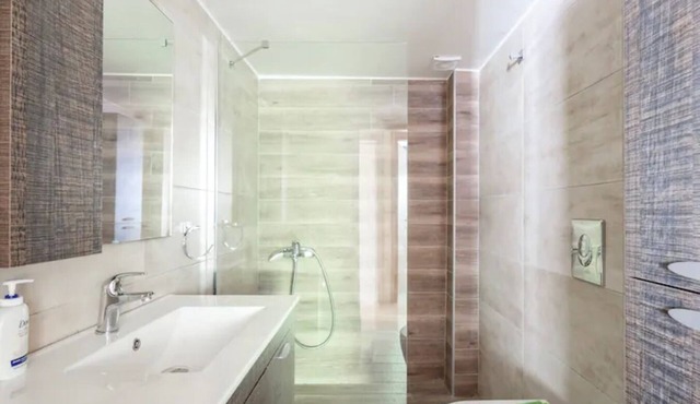 Beautifully Renovated Convient Apartment