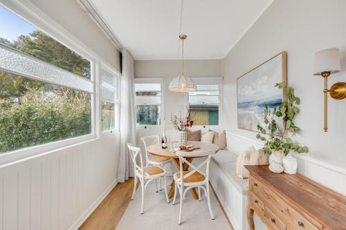 Bluewood Cottage - Cozy Charm, Steps from the City