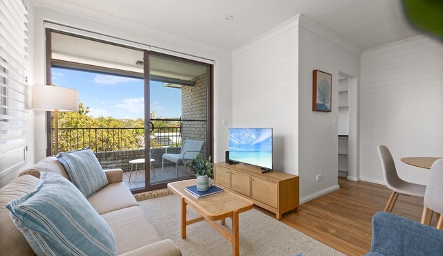 Bright 2-Bedroom Apartment Near Coogee Beach