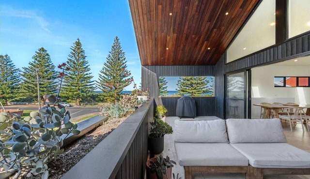 Broulee retreat across road from beachfront, pool, 5min walk to local shops.