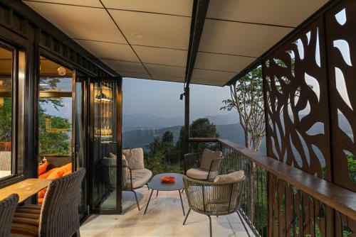 Cabane Treehouse Retreat with Mountain Views
