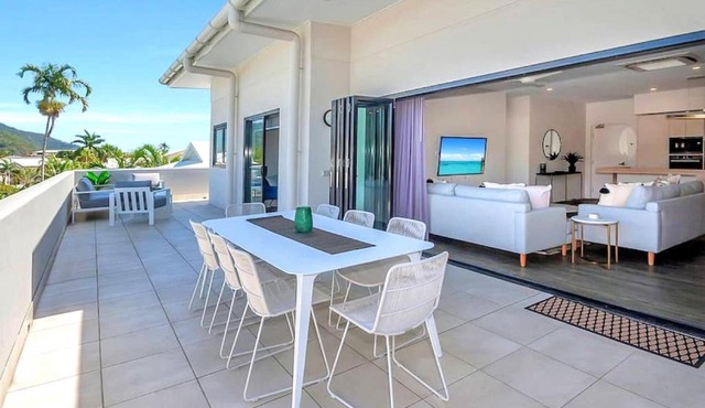 Cairns North 4-Bed with Outdoor Dining & Pool