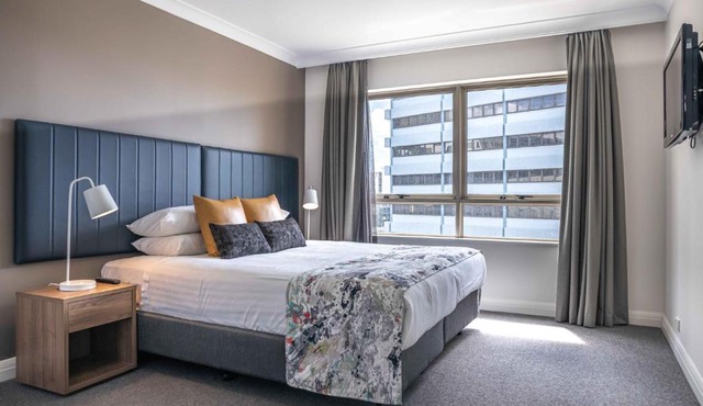 Central 1-Bed with Parking, Pool, Sauna & Gym