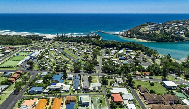 Central 2BR unit with garage, walk to beach, river, shops & cafes in Evans Head. in Evans Head