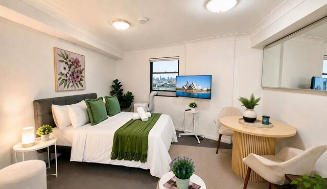Central Loft on Broadway + Parking/Pool