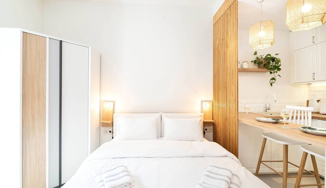 Central Modern Studio, 1 min to Metro, 10 min to Acropolis + Discounts available in ATHENS
