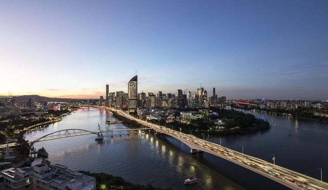 City Edge Skyline Views – 2BR Parking South Brisbane