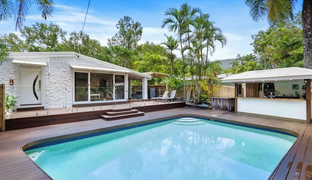Clifton Beach Family Retreat with Pool