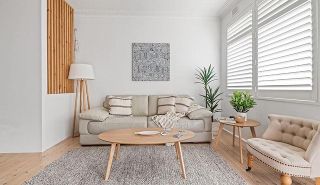 Coastal Corner - Contemporary Chic by the Beach
