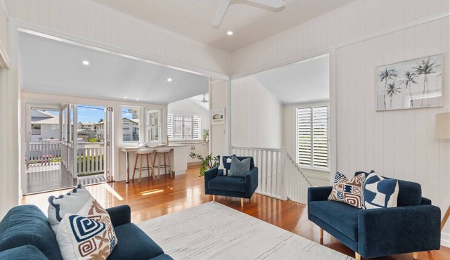 Coastal Corner Luxury Queenslander on The Strand